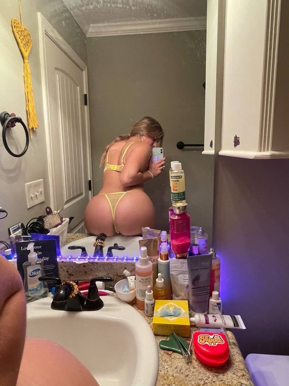 Hot slut gets exposed #XL4hTPeq