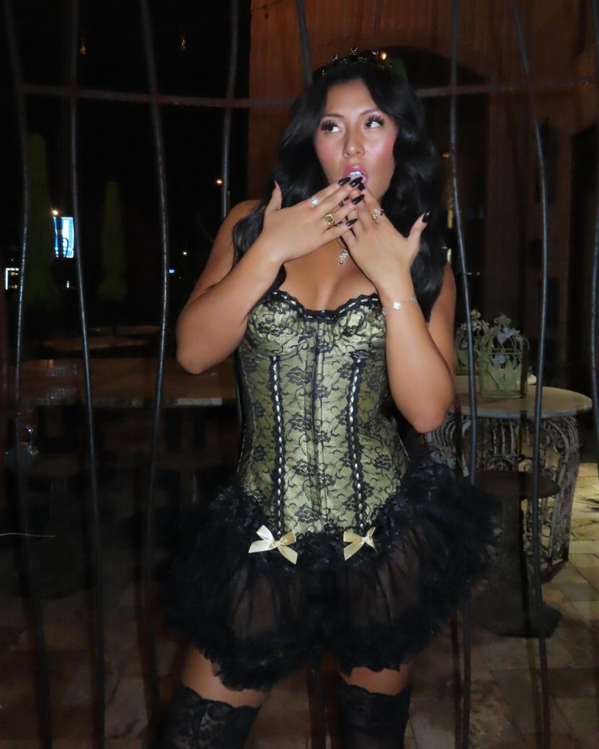 Ева Майлздың порно фотосуреттері Күйеуінің көзінше бляды