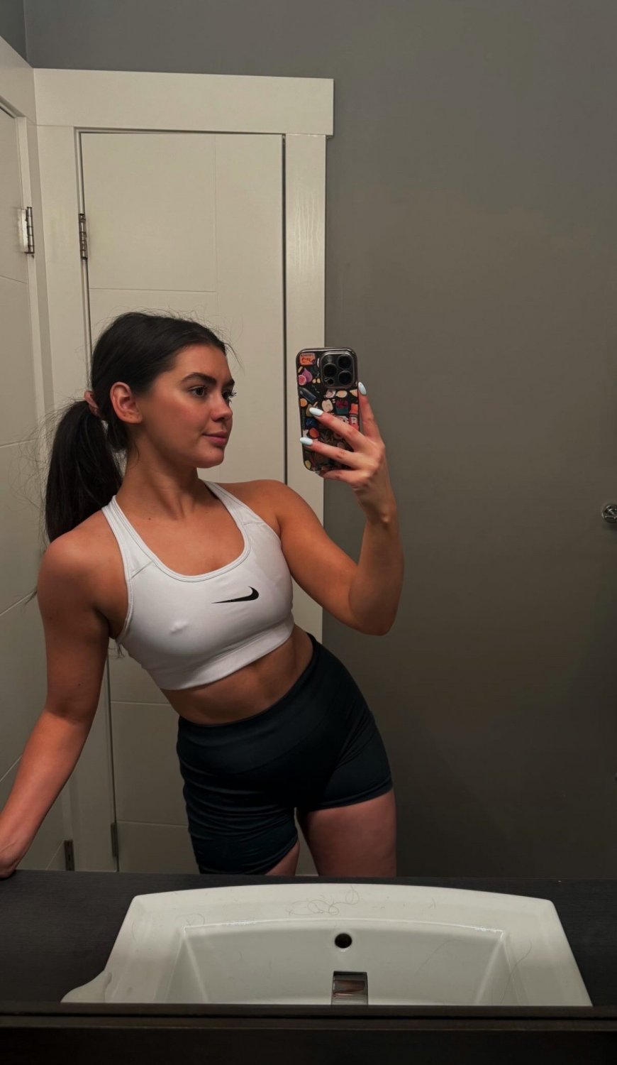 Brunette big titty, & booty gym babe #JyiEcLAw